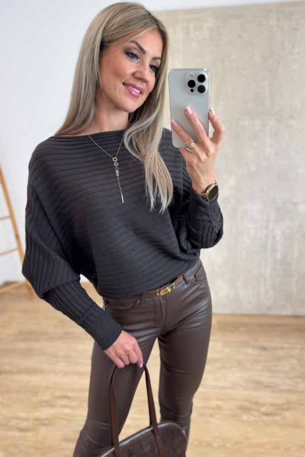 Sweter w Kroju Nietoperza Kami - Gorzka Czekolada