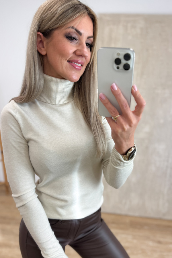 Golf z Delikatnego Sweterka Lola - Jasny Beż